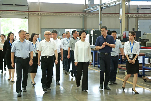 湘潭市委副書記、市政府黨組書記、市長(zhǎng)張迎春一行蒞臨威勝電氣調(diào)研指導(dǎo)